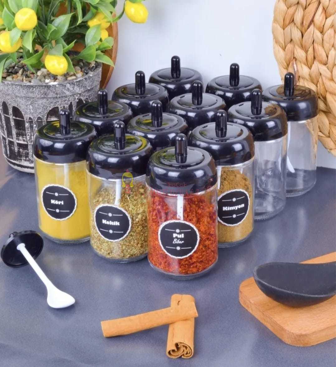 12 Adet Kendinden Kaşıklı Cam Baharat Seti 300 ml (Baharat Etiketli Hediyeli ) (SIYAH)