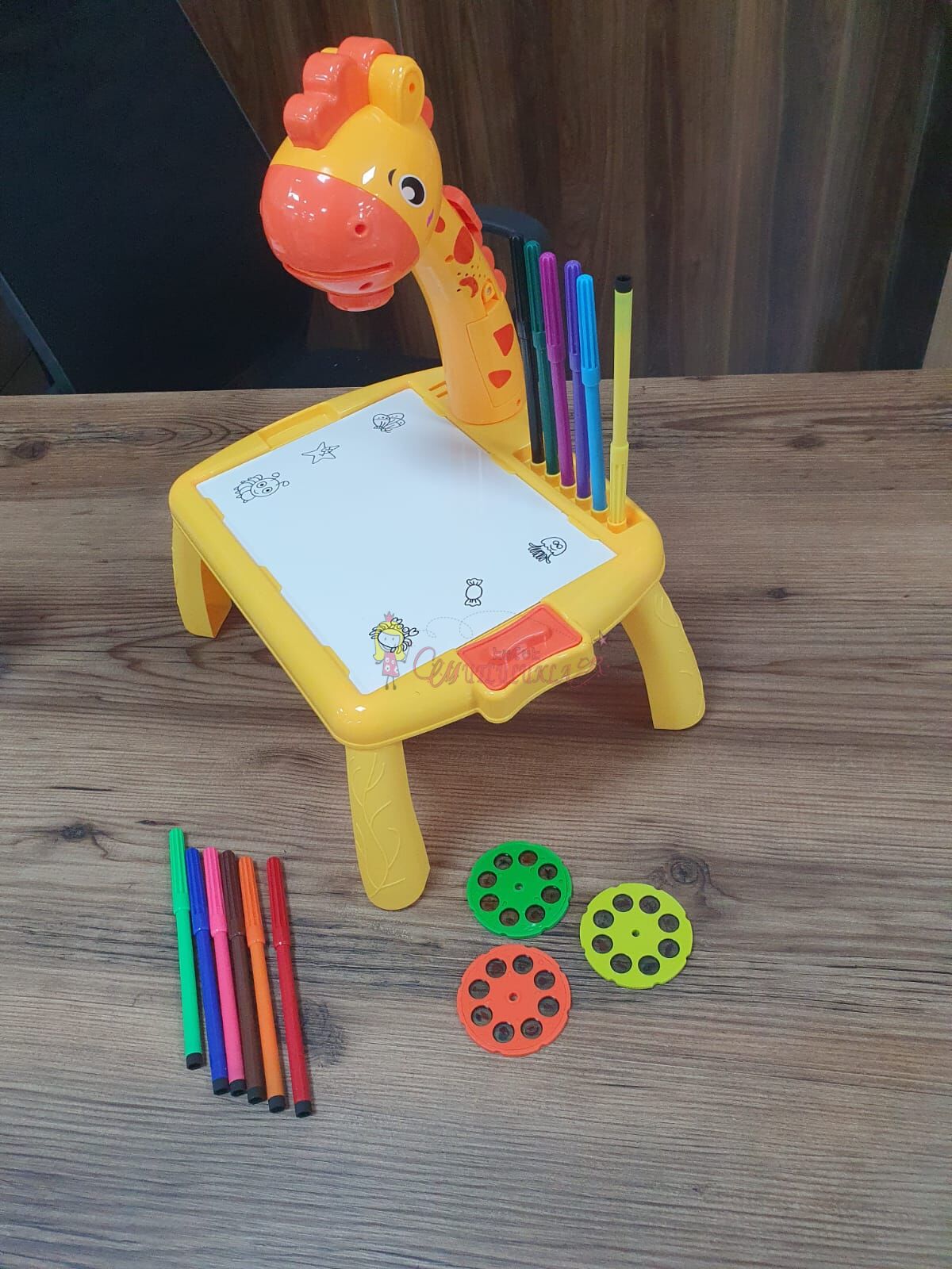 Projeksiyonlu Turuncu / Pembe Zürafa Mini Çizim Masası 12 Renk Boya Kalemi Seti ve Çizim Defteri