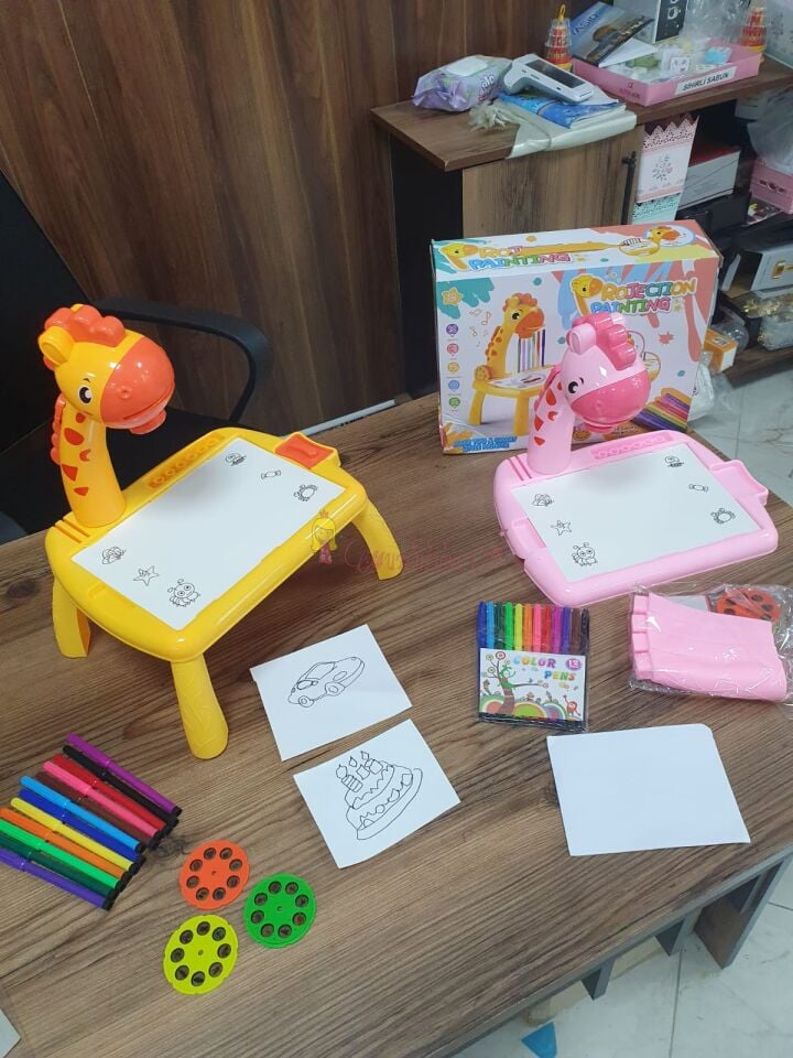 Projeksiyonlu Turuncu / Pembe  Zürafa Mini Çizim Masası 12 Renk Boya Kalemi Seti ve Çizim Defteri